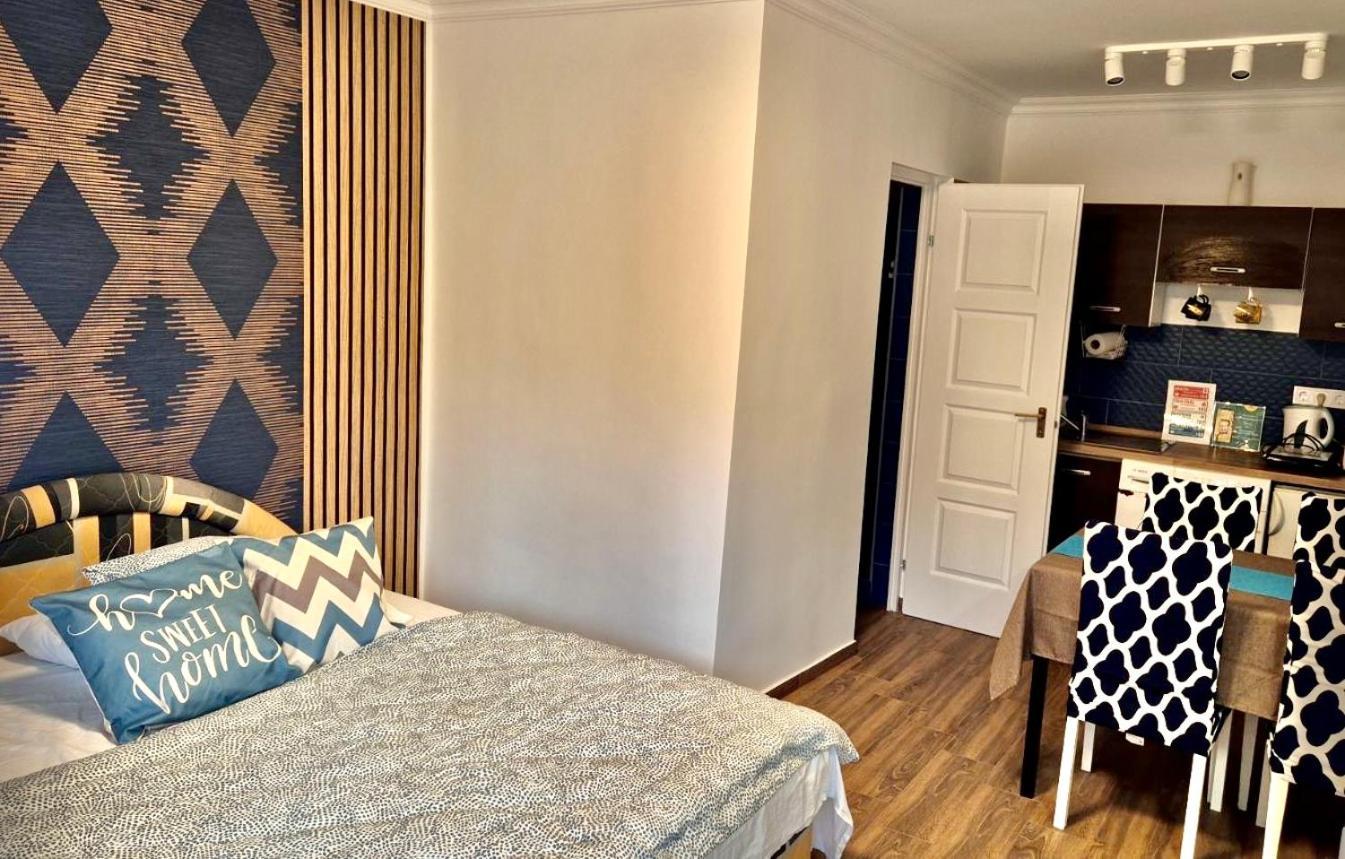 2 Rooms Retro Guesthouse In A Silent Garden Вечийш Екстер'єр фото